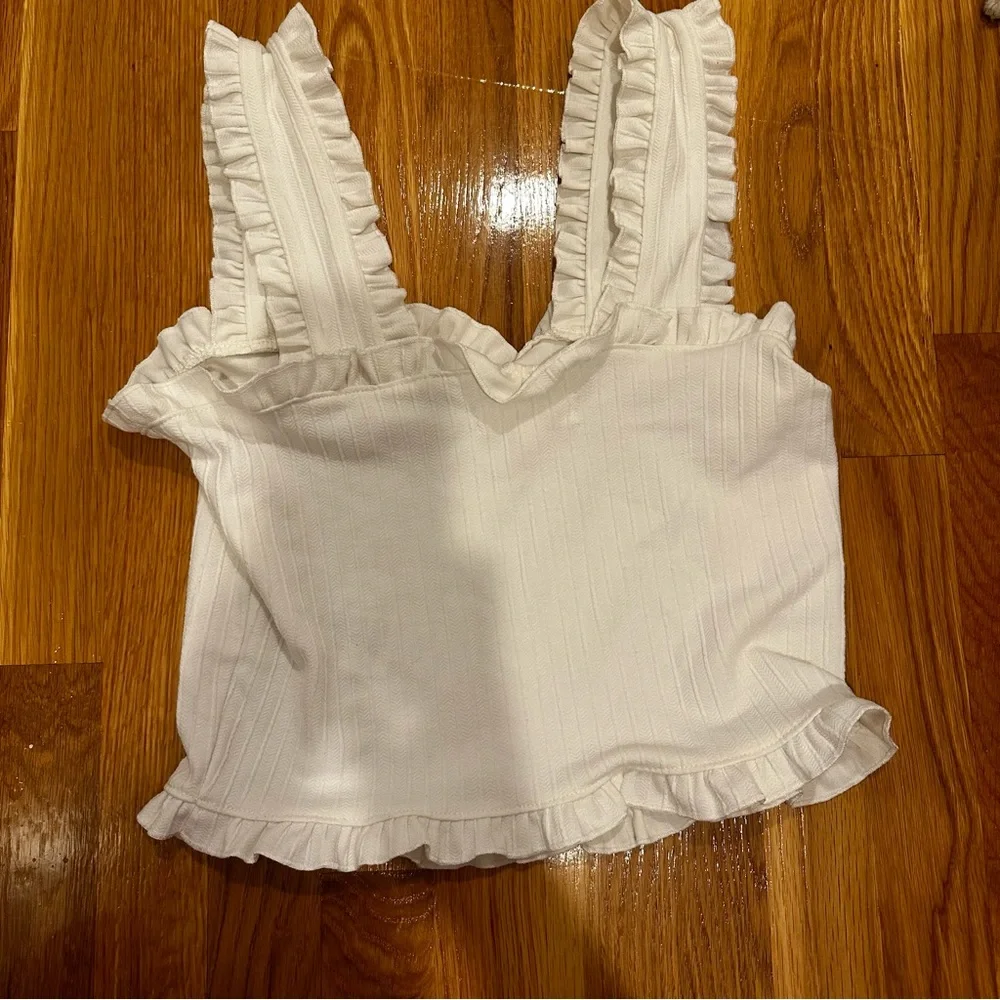 Eggie Ruffle Cropped Tank - Picture 3 of 4